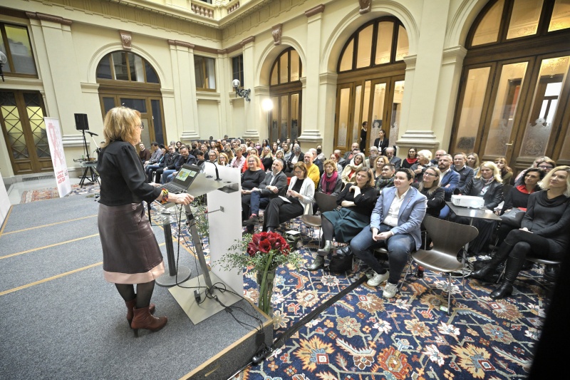 Empfang: Blick Richtung Veranstaltungsteilnehmer:innen