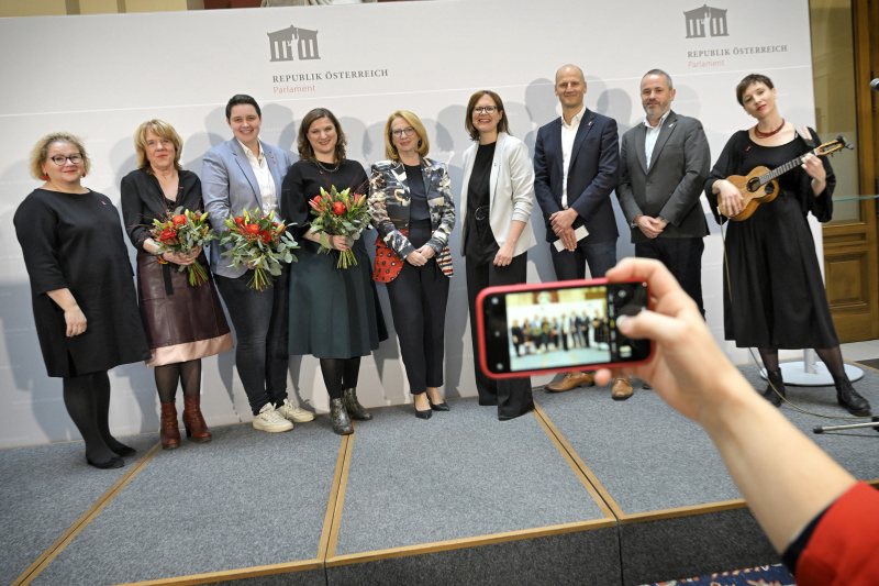 Gruppenfoto, von links: Bundesratspräsidentin Korinna Schumann (SPÖ), Annette Haberl, Ann-Sophie Otte, Sandra Konstatzky, Zweite Nationalratspräsidentin Doris Bures (SPÖ), Andrea Brunner, Alexander Zoufaly, Stefan Dobias, Sigrid Horn