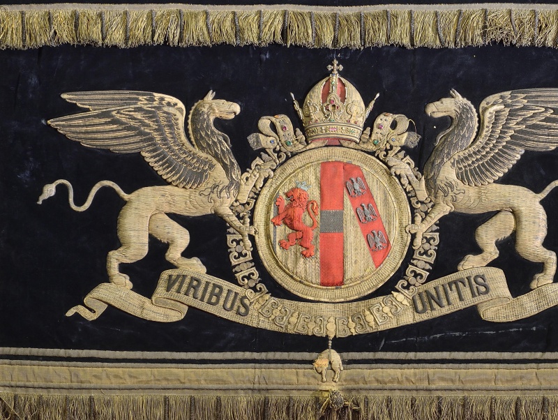 Bestickter Behang mit Kaiserwappen vor der Kaiserloge