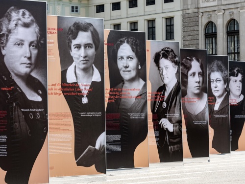 Dokumentation der Frauenausstellung am Heldenplatz