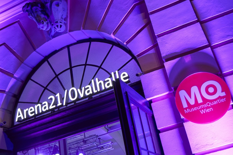 Eingang zur Arena 21