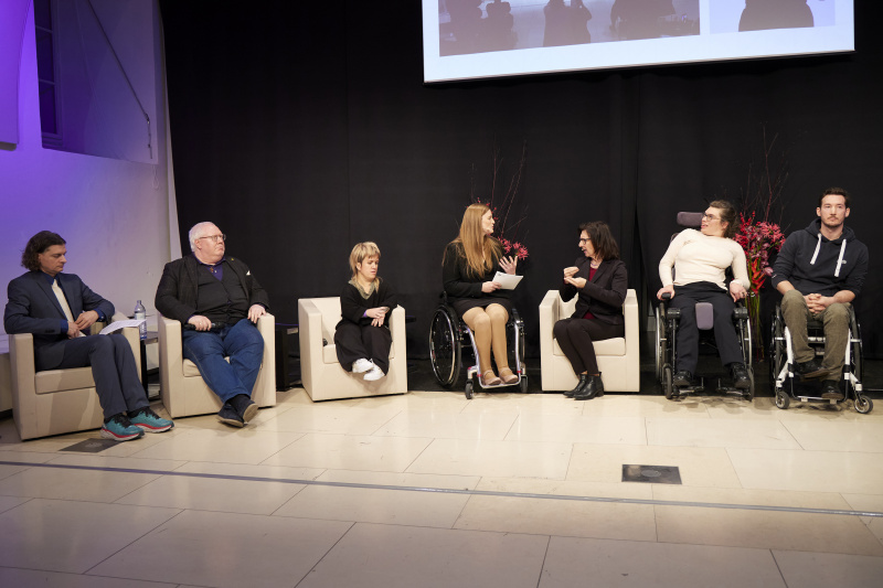 Podiumsdiskussion, von links: Lukas Huber ÖGLB - Österreichischer Gehörlosenbund, Elmar Fürst Hilfsgemeinschaft der Blinden und Sehschwachen, Daniela Rammel ÖZIV Bundesverband, Barbara Sima-Ruml Sachverständige für barrierefreies Bauen, Gebärdendolmetscherin, Isabella Aigner ÖZIV Bundesverband, Philipp Hochenburger Rollstuhlbasketballer