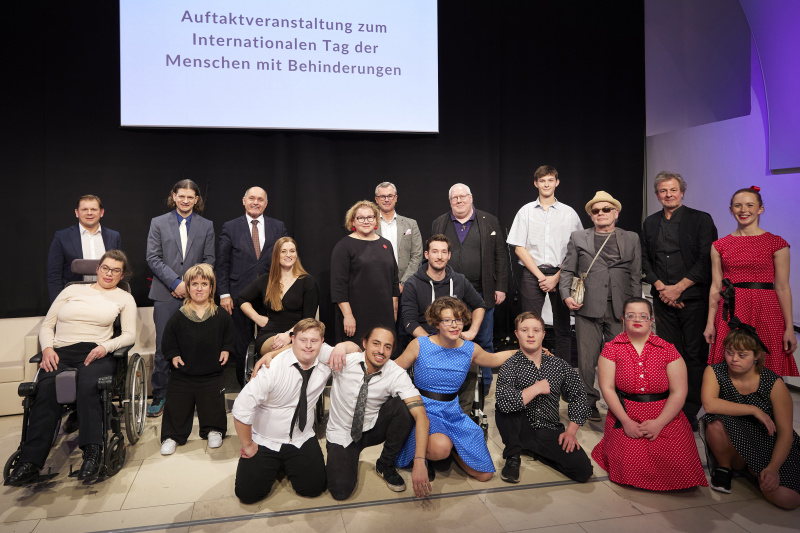 Von links: Isabella Aigner ÖZIV Bundesverband, Präsident ÖZIV Bundesverband Rudolf Kravanja, Lukas Huber ÖGLB - Österreichischer Gehörlosenbund, Daniela Rammel ÖZIV Bundesverband, Nationalratspräsident Wolfgang Sobotka (ÖVP), Barbara Sima-Ruml Sachverständige für barrierefreies Bauen, Bundesratspräsidentin Korinna Schumann (SPÖ), Dritter Nationalratspräsident Norbert Hofer (FPÖ), Philipp Hochenburger Rollstuhlbasketballer, Elmar Fürst Hilfsgemeinschaft der Blinden und Sehschwachen, Tänzer von Ich bin OK, Otto Lechner,  Anton Burger, im Vordergrund Tänzer:innen von Ich bin OK