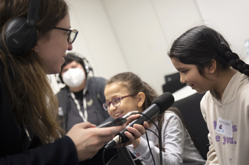 Kinderreporter:innen befragen Christoph Clar, Mitarbeiter des Parlaments, parlamentswissenschaftliche Grundsatzarbeit