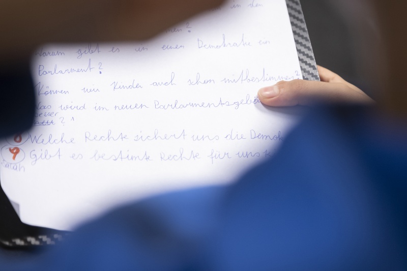 Kinderreporter:innen befragen Christoph Clar, Mitarbeiter des Parlaments, parlamentswissenschaftliche Grundsatzarbeit