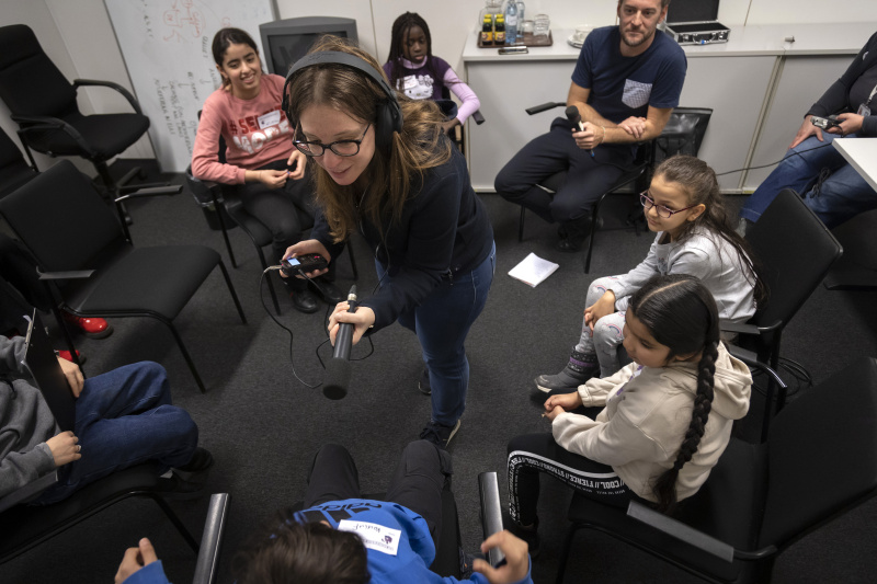 Kinderreporter:innen befragen Christoph Clar, Mitarbeiter des Parlaments, parlamentswissenschaftliche Grundsatzarbeit