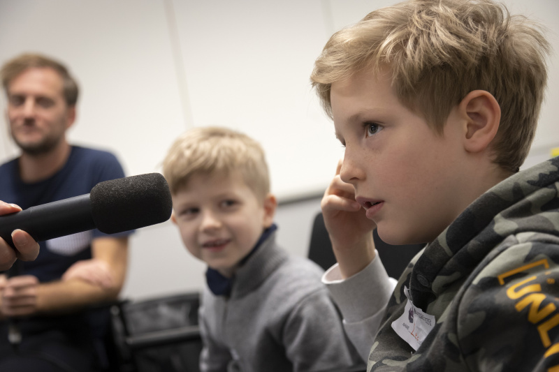 Kinderreporter:innen befragen Christoph Clar, Mitarbeiter des Parlaments, parlamentswissenschaftliche Grundsatzarbeit