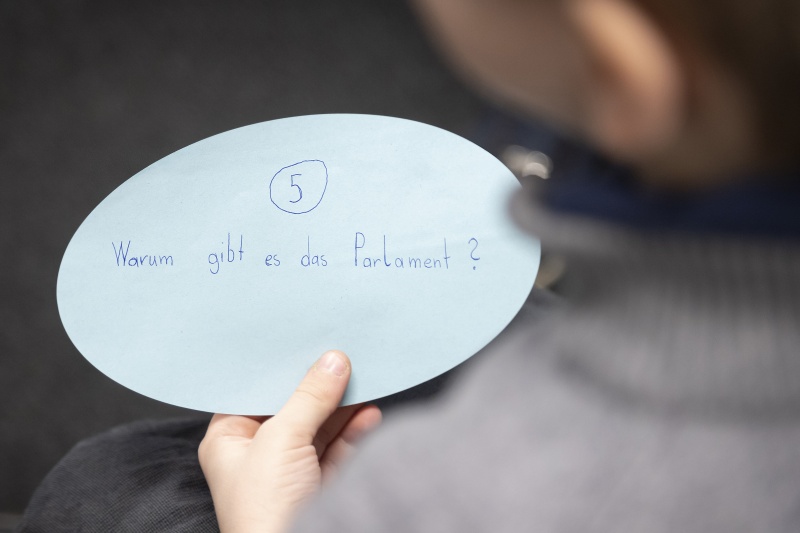 Kinderreporter:innen befragen Christoph Clar, Mitarbeiter des Parlaments, parlamentswissenschaftliche Grundsatzarbeit