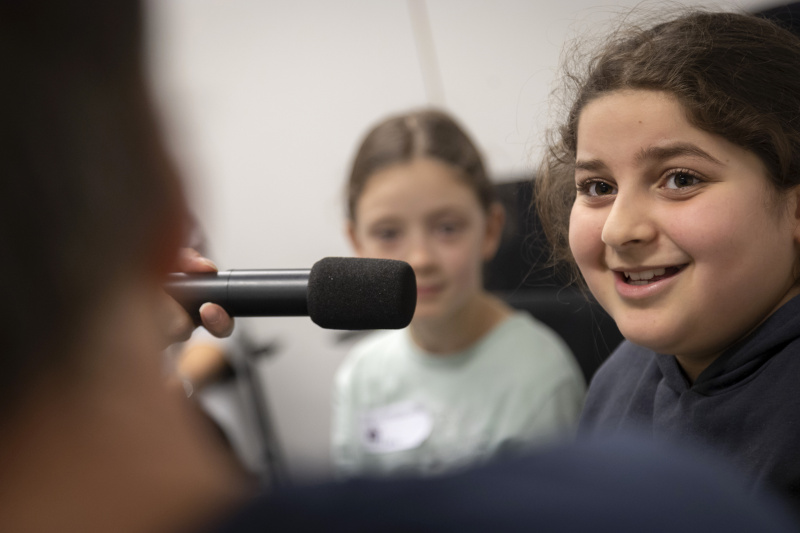 Kinderreporter:innen befragen Christoph Clar, Mitarbeiter des Parlaments, parlamentswissenschaftliche Grundsatzarbeit