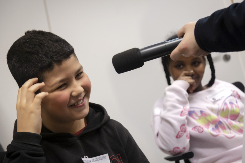 Kinderreporter:innen befragen Christoph Clar, Mitarbeiter des Parlaments, parlamentswissenschaftliche Grundsatzarbeit