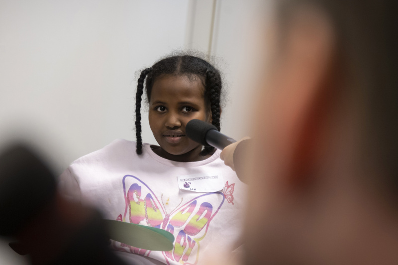 Kinderreporter:innen befragen Christoph Clar, Mitarbeiter des Parlaments, parlamentswissenschaftliche Grundsatzarbeit