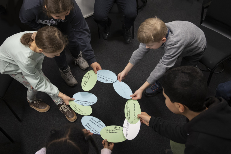 Kinderreporter:innen befragen Christoph Clar, Mitarbeiter des Parlaments, parlamentswissenschaftliche Grundsatzarbeit