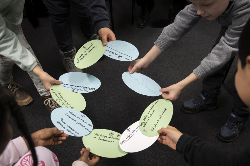 Kinderreporter:innen befragen Christoph Clar, Mitarbeiter des Parlaments, parlamentswissenschaftliche Grundsatzarbeit