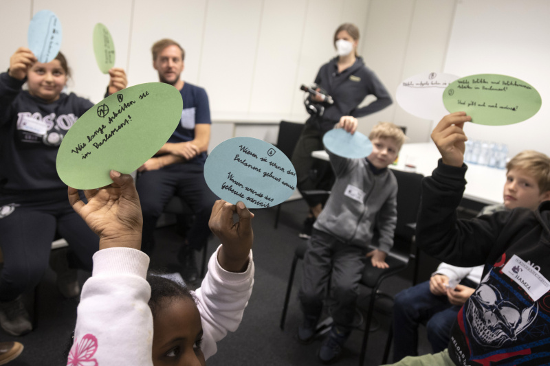 Kinderreporter:innen befragen Christoph Clar, Mitarbeiter des Parlaments, parlamentswissenschaftliche Grundsatzarbeit