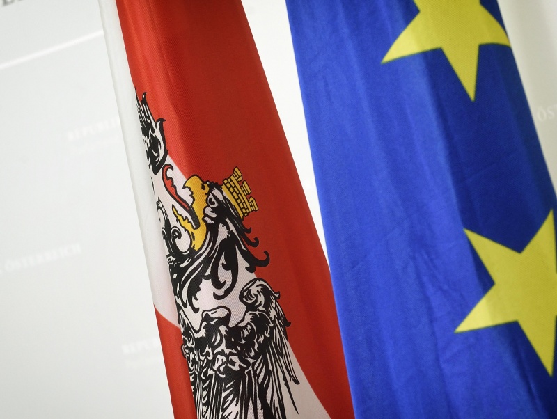 Fahnen Österreichs und der EU