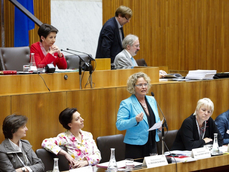 Mag. Claudia Bandion-Ortner - Bundesministerin für Justiz am Mikrofon