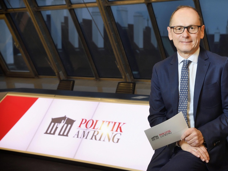 Moderator Gerald Groß am Setting der Sendungreihe \x22Politik am Ring\x22