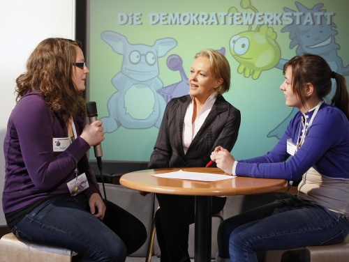 Hannelore Veit im Interview mit zwei Schülerinnen der Klasse 4C Hauptschule Obergrafendorf
