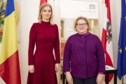 Fahnenfoto. Von links: Interimistischen Präsidentin des rumänischen Senats Alina-Stefania Gorghiu, Bundesratspräsidentin Korinna Schumann (SPÖ)
