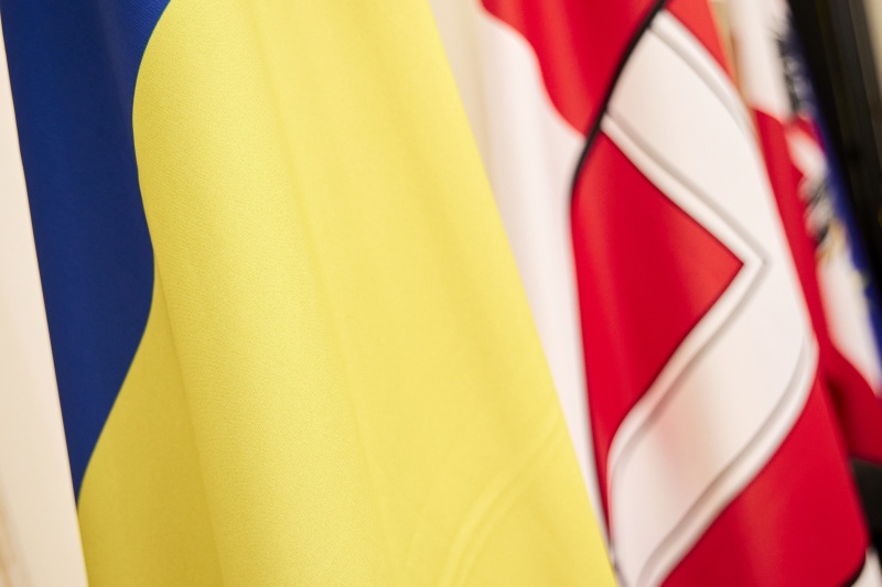 Von links: Fahne von Rumänien, Fahne von WIen