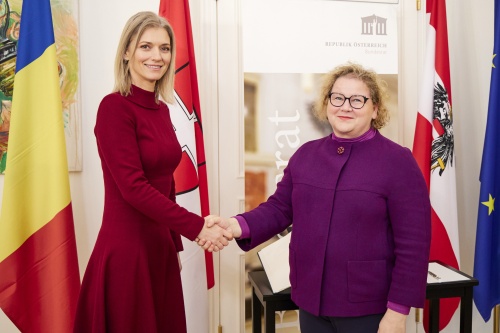 Fahnenfoto. Von links: Interimistischen Präsidentin des rumänischen Senats Alina-Stefania Gorghiu, Bundesratspräsidentin Korinna Schumann (SPÖ)