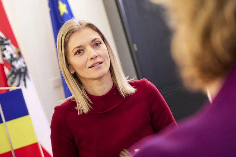 Interimistische Präsidentin des rumänischen Senats Alina-Stefania Gorghiu während der Aussprache