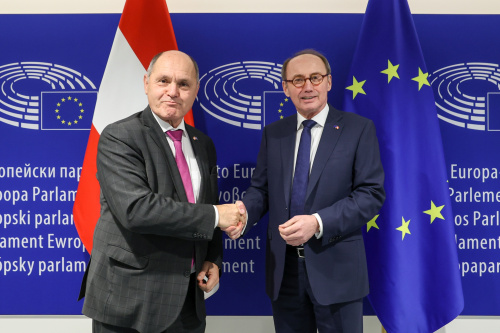 Fahnenfoto. Von links: Nationalratspräsident Wolfgang Sobotka, Vizepräsident des Europäischen Parlaments Othmar Karas