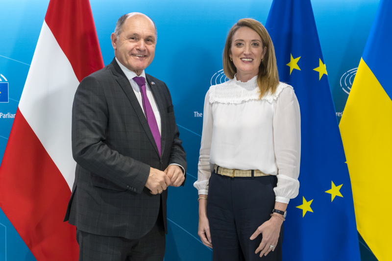 Fahnenfoto. Von links: Nationalratspräsident Wolfgang Sobotka,  Präsidentin des Europäischen Parlaments Roberta Metsola