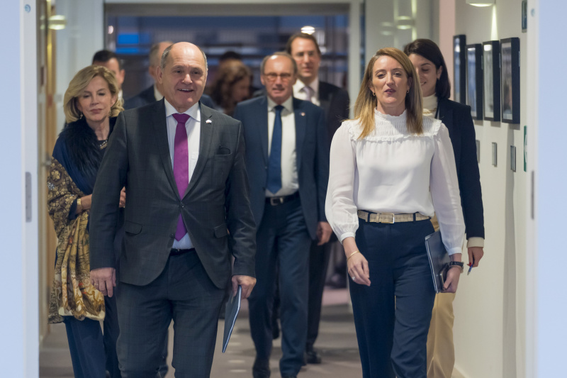 Von links: Nationalratspräsident Wolfgang Sobotka,  Präsidentin des Europäischen Parlaments Roberta Metsola