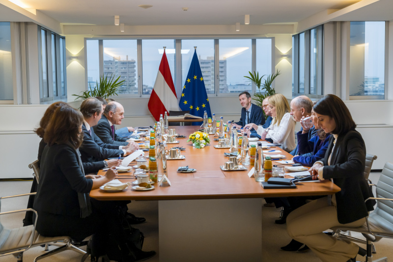 Aussprache. Linke Tischhälfte Österreichische Delegation mit Nationalratspräsident Wolfgang Sobotka (Mitte). Rechte Tischhälfte Delegation des Europäischen Parlaments mit der Präsidentin des Europäischen Parlaments Roberta Metsola (Mitte)