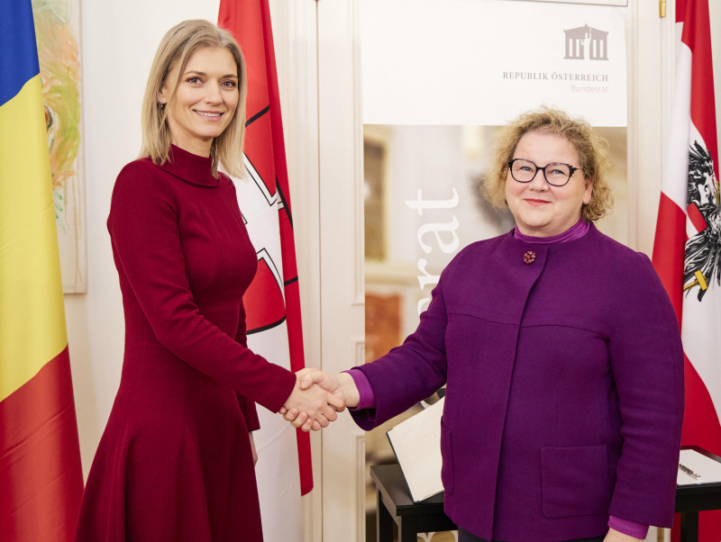 Fahnenfoto. Von links: Interimistischen Präsidentin des rumänischen Senats Alina-Stefania Gorghiu, Bundesratspräsidentin Korinna Schumann (SPÖ)
