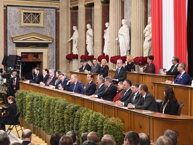 Bundespräsident Alexander van der Bellen bei seiner Rede. Regierungsbank von links: Staatssekretär Harald Mahrer (V), Bildungsministerin Sonja Hammerschmid (S), Finanzminister Johann Georg Schelling (V), Familienministerin Sophie Karmasin (V), Justizminister Wolfgang Brandstetter (V), Außenminister Sebastian Kurz (V), Vizekanzler Reinhold Mitterlehner (V), Bundeskanzler Christian Kern (S), Sozialminister Alois Stöger (S), Landwirtschaftsminister Andrä Rupprechter (V), Gesundheitsministerin Sabine Oberhauser (S), Verteidigungsminister Hans Peter Doskozil (S), Verkehrsminister Jörg Leichtfried (S), Kanzleramtsminister Thomas Drozda (S). Staatsekretärin Muna Duzdar (S)