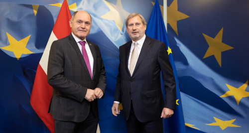 Fahnenfoto. Von links: Nationalratspräsident Wolfgang Sobotka (ÖVP), EU-Kommissar Johannes Hahn