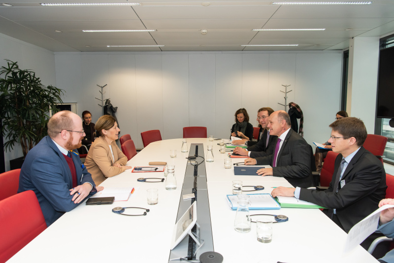 Aussprache. Rechte Bildhälfte: Österreichische Delegation unter der Leitung von Nationalratspräsident Wolfgang Sobotka  (ÖVP). Linke Bildhälfte: EU-Delegation unter der Letung von EU-Vizepräsidentin Vĕra Jourová