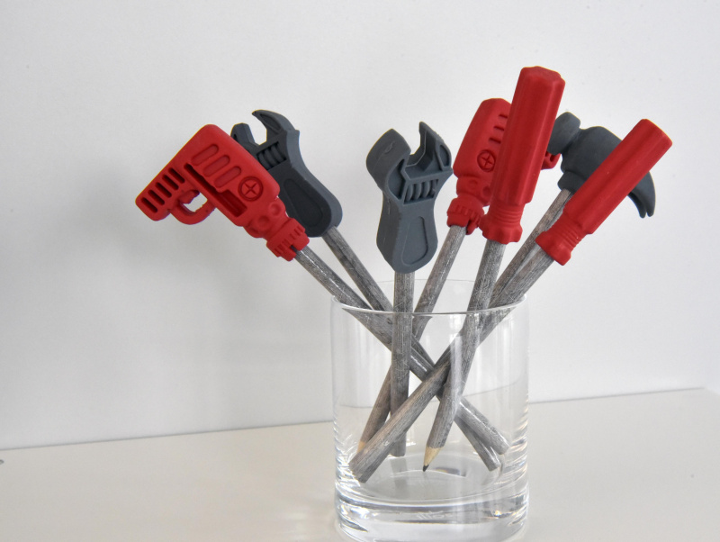 Bleistift mit Radiergummi in Werkzeugform