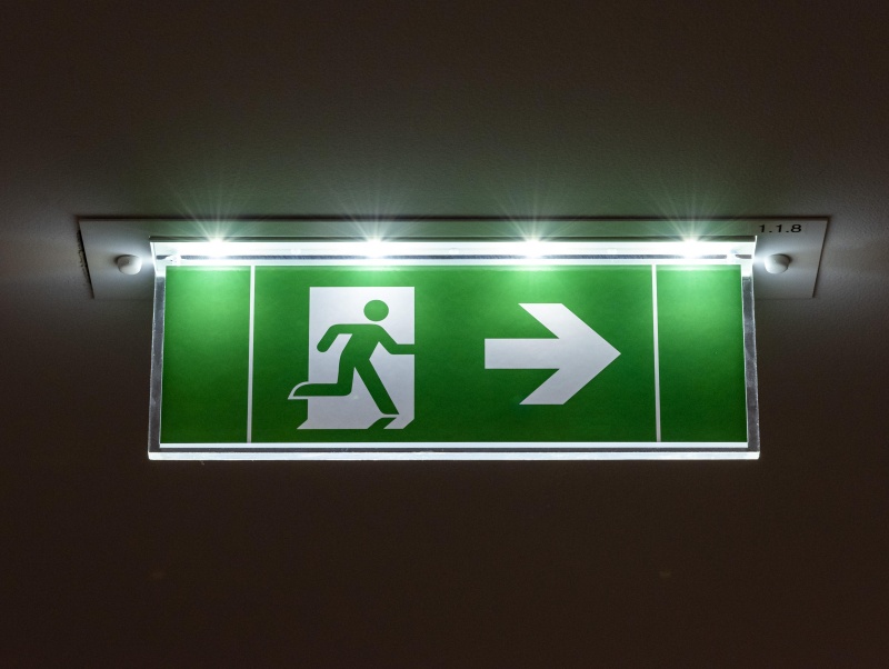 Beleuchtetes Notausgangsschild mit Pfeil rechts
