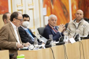 Von Links: Gesundheitsminister Johannes Rauch (GRÜNE), Mitarbeiter, Experte Karl Stöger, Bevollmächtigter "NEIN zur Impfpflicht"Robert Marschall