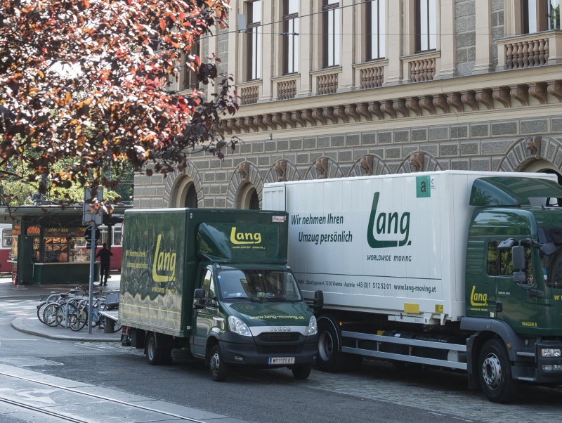 LKWs der Spedition Lang neben dem Palais Epstein