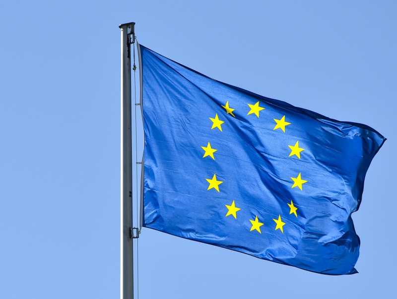 EU-Fahne am Parlamentsdach