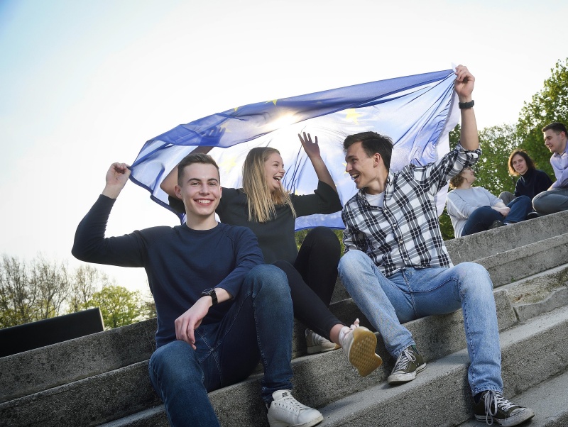 Fotos mit Jugendlichen zur EU-Wahl
