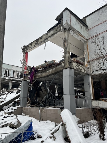 Besuch einer zerstörten Schule in Kharkiv