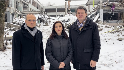 Besuch einer zerstörten Schule in Kharkiv