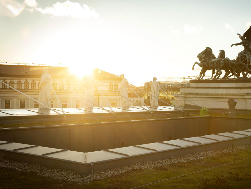 Sonnenuntergang mit allegorischen Figuren und Quadriga