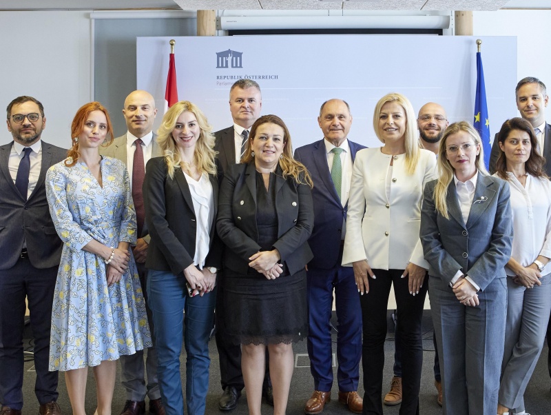 Gruppenfoto mit Nationalratspräsident Wolfgang Sobotka (ÖVP) und Veranstaltungsteilnehmer:innen