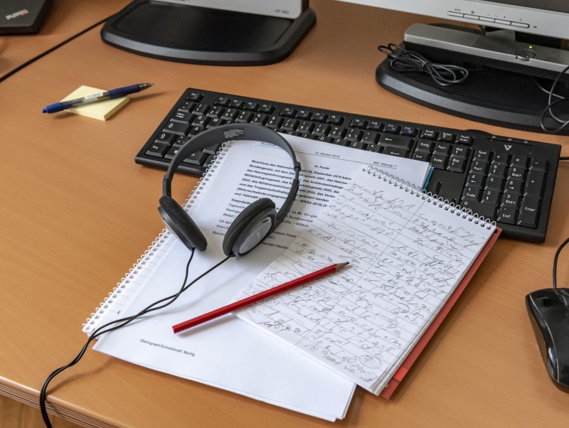 Handschriftlichtes Stenografisches Protokoll auf Tastatur
