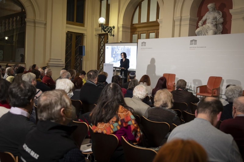 Blick Richtung Veranstaltungsteilnehmer:innen. Moderatorin Barbara Serloth am Rednepuld