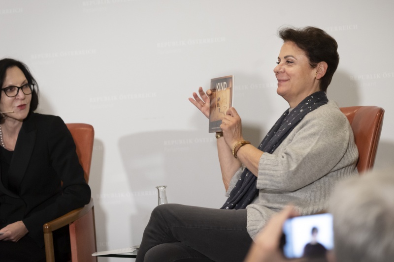 Podiumsdiskussion, von rechts: Mili Segal, Museum zur Erinnerung "Für das Kind", Barbara Serloth, Moderatorin