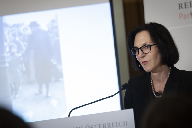 Barbara Serloth, Moderatorin, spricht einführende Worte