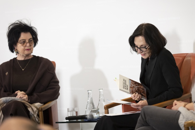 Podiumsdiskussion, von links: Anna Wexberg-Kubesch, Autorin von "Vergiß nie, dass du ein jüdisches Kind bist", Barbara Serloth, Moderatorin