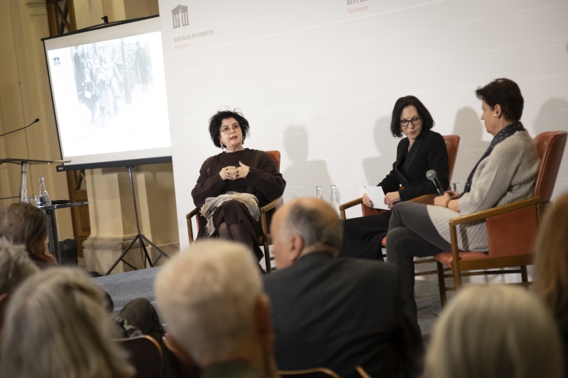 Podiumsdiskussion. Von links: Anna Wexberg-Kubesch, Autorin von "Vergiß nie, dass du ein jüdisches Kind bist", Moderatorin Barbara Serloth, Mili Segal, Museum zur Erinnerung "Für das Kind". Veranstaltungsteilnehmer:innen